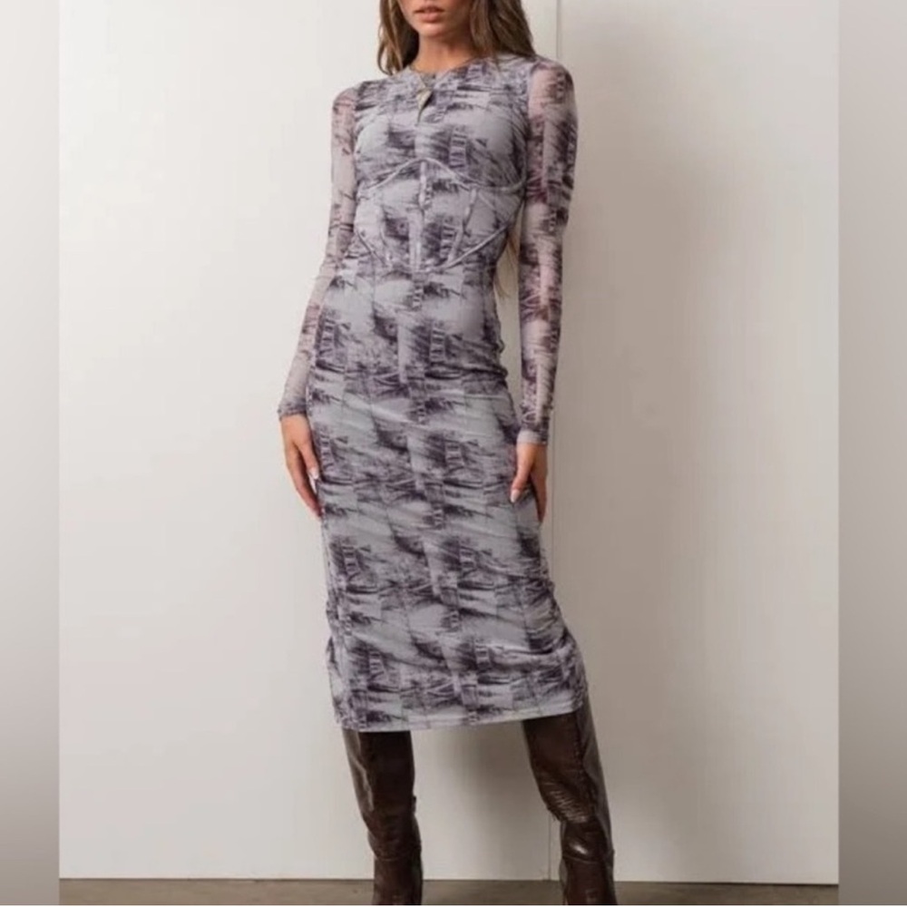 Fitted Long-Sleeve Gray Printed Midi Dress